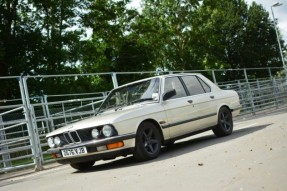  BMW 528i